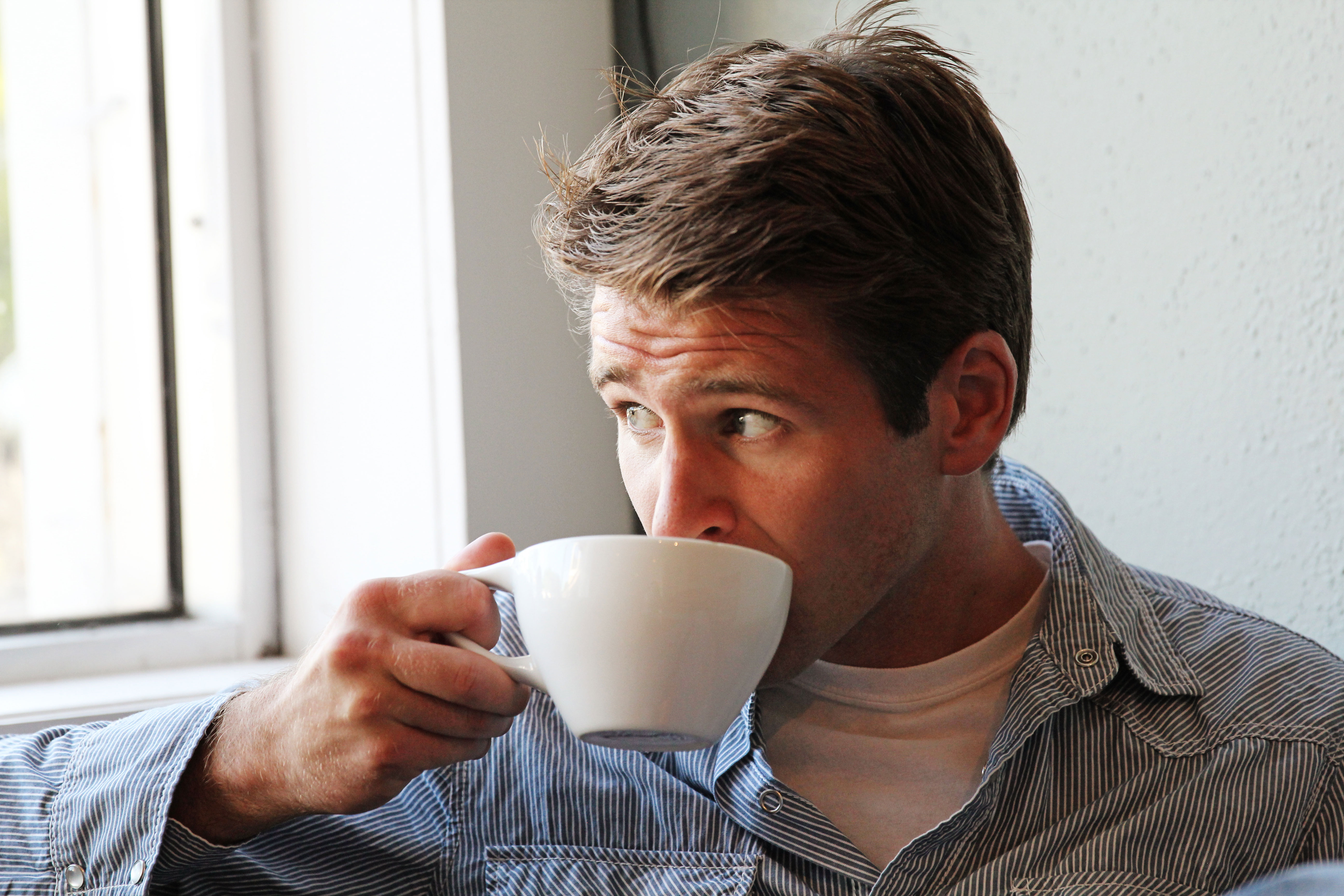 Отзывы люди кофе. Мужчина пьет кофе. Человек пьет чай. Человек с кофе. Человек пьющий кофе.